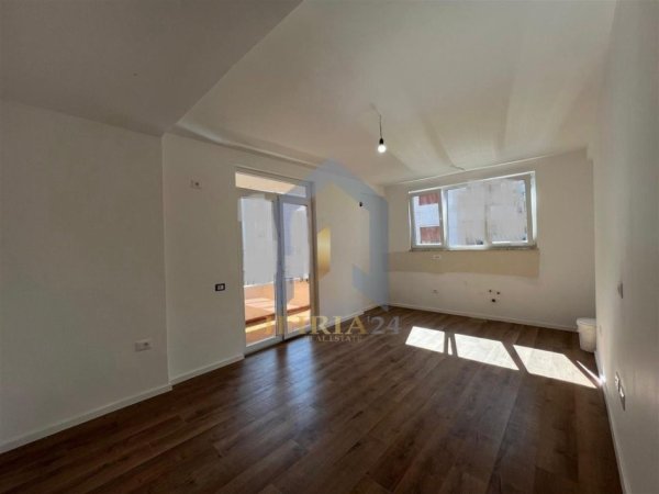 Tirane, shitet apartament 1+1+Ballkon Kati 5, 62 m² 167.000 € (Bllok Rruga Margarita Tutulani)
