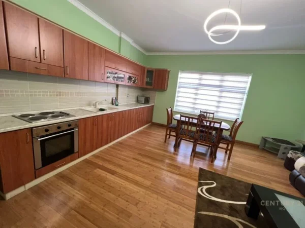 Tirane, jepet me qera apartament 2+1+Ballkon Kati 1, 120 m² 550 € (Rruga Mihal Grameno)