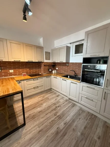 Tirane, jepet me qera apartament 1+1 , 100 m² 800 € (Kodra e Diellit)