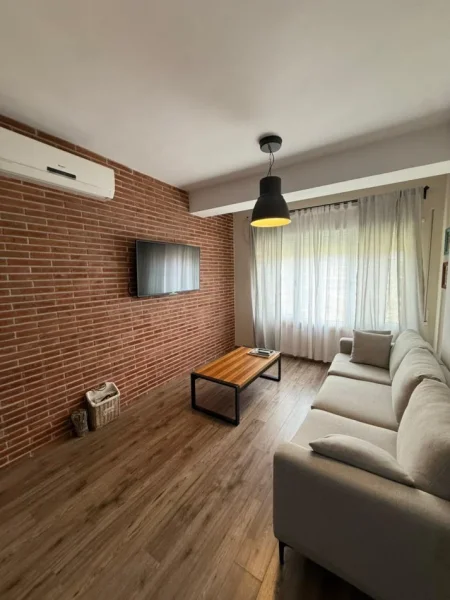 Tirane, jepet me qera apartament 1+1 , 100 m² 800 € (Kodra e Diellit)
