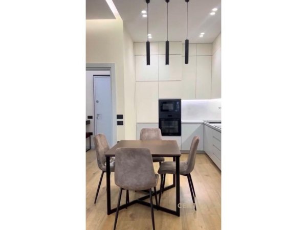 Tirane, jepet me qera apartament 1+1 Kati 8, 76 m² 970 € (Square 21)
