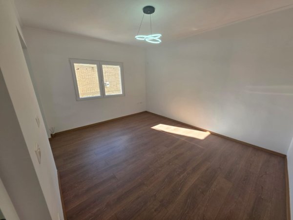 Tirane, shitet apartament 2+1+Ballkon Kati 4, 76 m² 149.000 € (Xhamllik/Shkolla 9-vjecare Kongresi i Lushnjes)