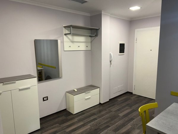 Tirane, jepet me qera apartament 2+1+Aneks+Ballkon Kati 3, 120 m² 1.400 € (rruga e kosovareve)