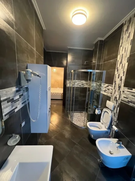 Tirane, jepet me qera apartament 2+1+Aneks+Ballkon Kati 3, 120 m² 1.400 € (rruga e kosovareve)