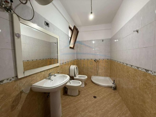 Tirane, jepet me qera apartament 2+1 Kati 1, 123 m² 450 € (Rr. Reshit Maloku)