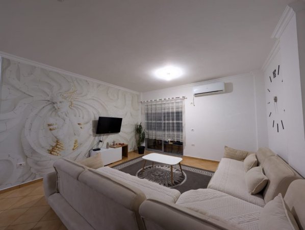 Tirane, jepet me qera apartament 2+1+Ballkon Kati 3, 90 m² 450 € (Fresk)
