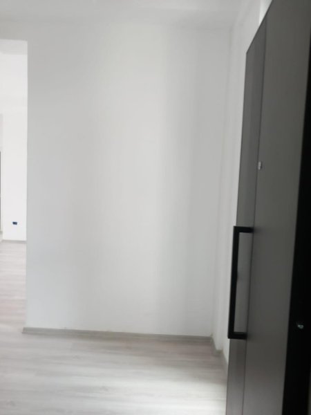 ZYRE ME QIRA 900 € (MYSLYM SHYRI)