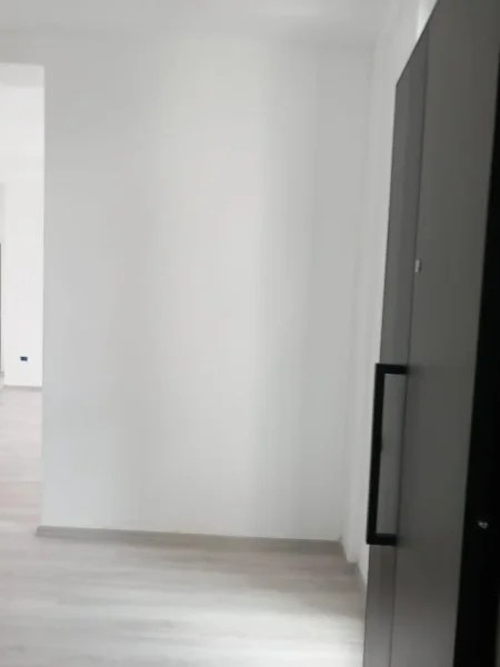 ZYRE ME QIRA 900 € (MYSLYM SHYRI)