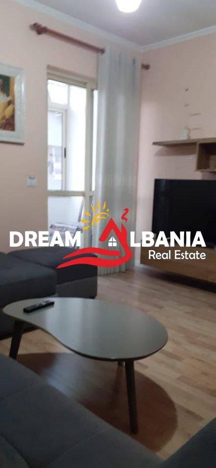 Tirane, jepet me qera 2+1 , 80 m² 600 € (Kristal Center)