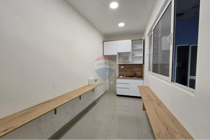 Tirane, jepet me qera zyre Kati 0, 210 m² 3.200 € (Rruga Siri Kodra)