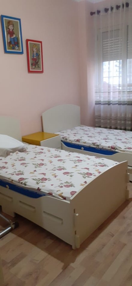 Tirane, jepet me qera apartament 2+1,Kati 3, Çmimi 600 € (Komuna Parisit)