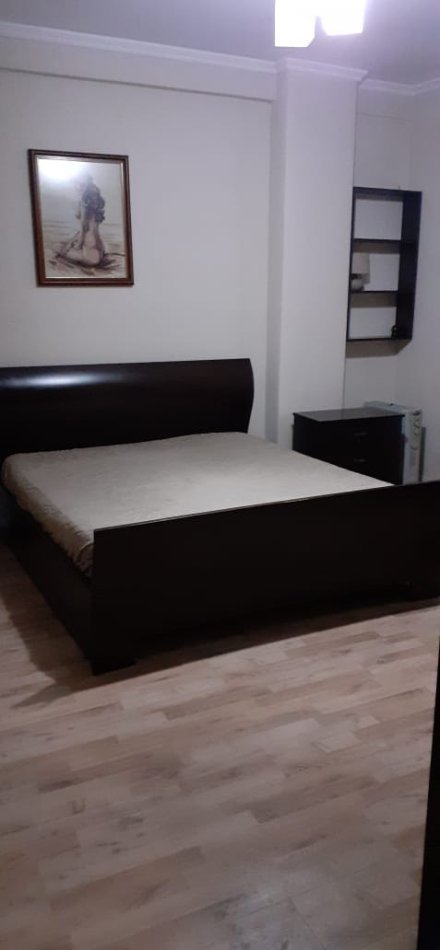 Tirane, jepet me qera apartament 2+1,Kati 3, Çmimi 600 € (Komuna Parisit)