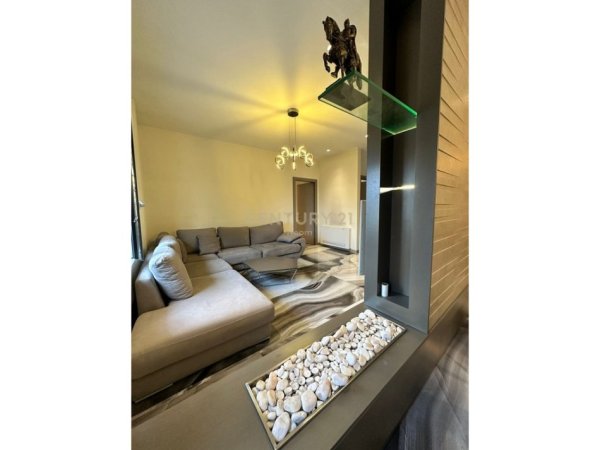 Tirane, jepet me qera apartament 1+1+Ballkon Kati 7, 85 m² 1.400 € (Ring Center)