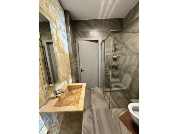 Tirane, jepet me qera apartament 1+1+Ballkon Kati 7, 85 m² 1.400 € (Ring Center)