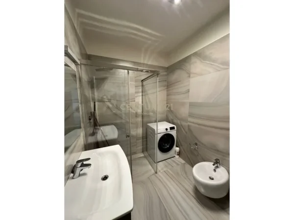 Tirane, jepet me qera apartament 1+1+Ballkon Kati 7, 85 m² 1.400 € (Ring Center)