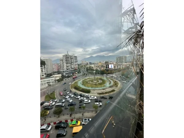 Tirane, jepet me qera apartament 1+1+Ballkon Kati 7, 85 m² 1.400 € (Ring Center)
