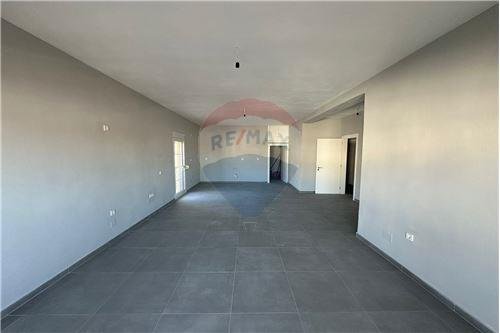 Tirane, jepet me qera Vile 1+1 Kati 3, 250 m² 420 € (Kodra e Priftit)