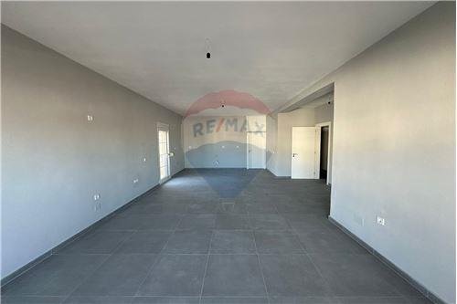 Tirane, jepet me qera Vile 1+1 Kati 3, 250 m² 420 € (Kodra e Priftit)