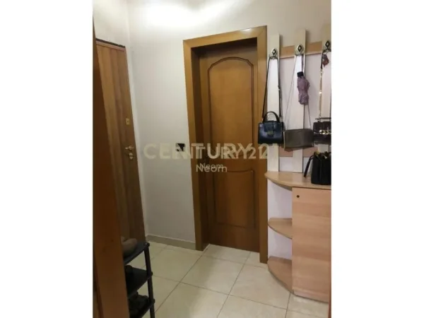 Tirane, jepet me qera apartament 1+1+Ballkon Kati 8, 60 m² 550 € (Komuna r Parisit)