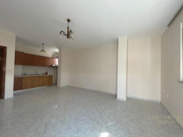 Tirane, jepet me qera ambjent biznesi Kati 5, 44 m² 300 € (Brryli)