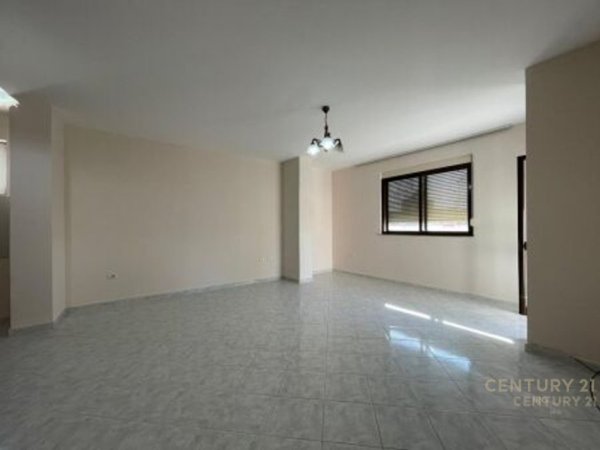 Tirane, jepet me qera ambjent biznesi Kati 5, 44 m² 300 € (Brryli)