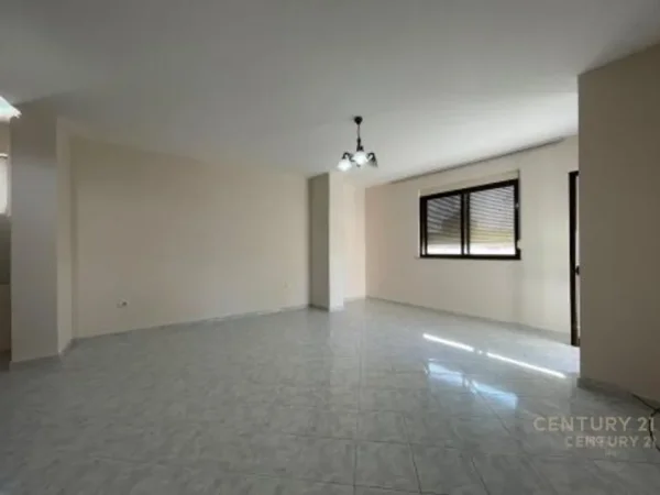 Tirane, jepet me qera ambjent biznesi Kati 5, 44 m² 300 € (Brryli)