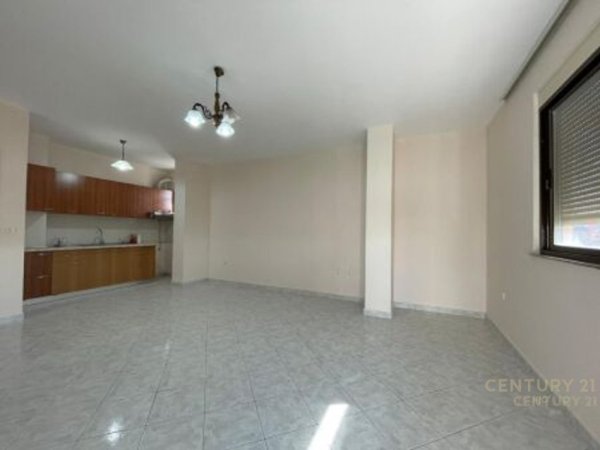 Tirane, jepet me qera ambjent biznesi Kati 5, 44 m² 300 € (Brryli)
