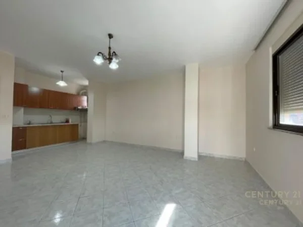 Tirane, jepet me qera ambjent biznesi Kati 5, 44 m² 300 € (Brryli)