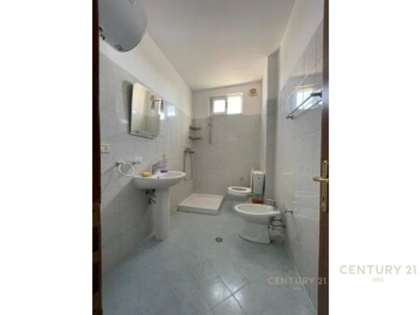 Tirane, jepet me qera ambjent biznesi Kati 5, 44 m² 300 € (Brryli)