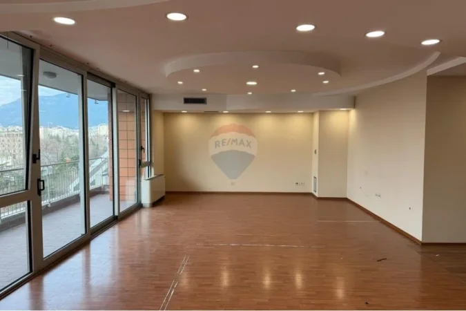 Tirane, jepet me qera zyre Kati 4, 200 m² 3.500 € (ETC)