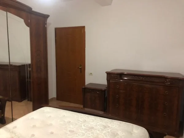Tirane, jepet me qera apartament 2+1 Kati 4, 500 € 