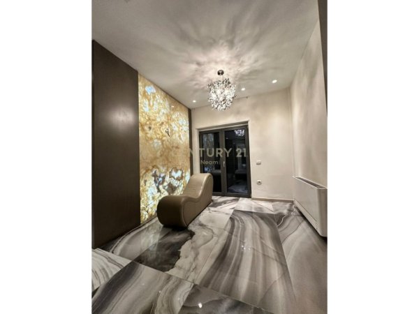 Tirane, jepet me qera apartament 1+1 Kati 7, 85 m² 1.400 € (Ring Centre)