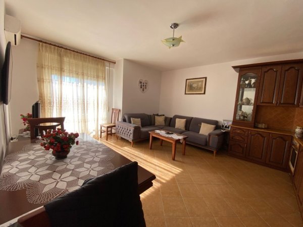 Durres, jepet me qera apartament 2+1+Ballkon Kati 4, 80 m² 350 € 