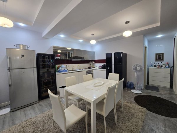 Durres, shitet Vile 4+1+Aneks+Ballkon Kati 2, 381 m² 