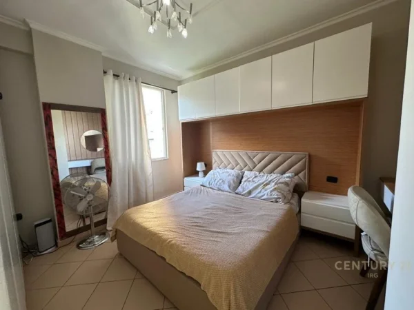 Tirane, jepet me qera apartament 2+1 Kati 2, 98 m² 700 € (Rr. Bill Klinton)