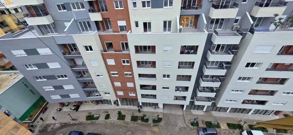 Tirane, jepet me qera ambjent biznesi Kati 0, 66 m² 1.000 € (PAZARI I RI)