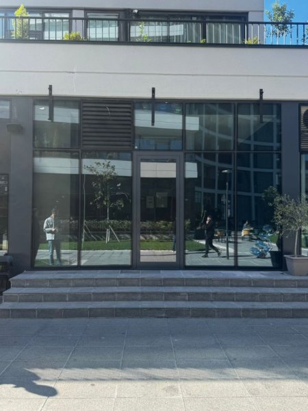 Tirane, jepet me qera ambjent biznesi Kati 1, 37 m² 1.500 € (lake view)