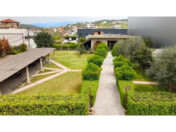 Tirane, jepet me qera 1 Katshe Kati 0, 3.500 m² 1.300 € 