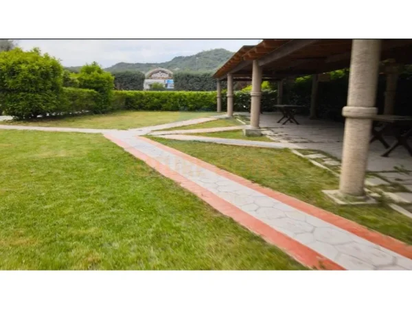 Tirane, jepet me qera 1 Katshe Kati 0, 3.500 m² 1.300 € 