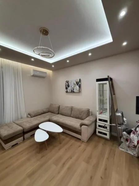 Tirane, jepet me qera apartament 1+1+Ballkon Kati 6, 70 m² 600 € (Perballe Delijorgjit)
