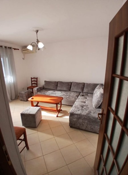 Tirane, jepet me qera apartament 1+1+Ballkon Kati 4, 70 m² 450 € 