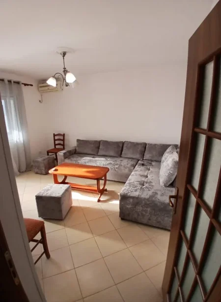 Tirane, jepet me qera apartament 1+1+Ballkon Kati 4, 70 m² 450 € 