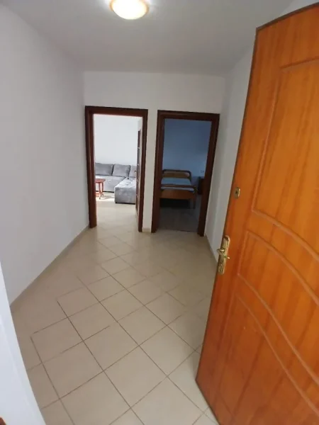 Tirane, jepet me qera apartament 1+1+Ballkon Kati 4, 70 m² 450 € 