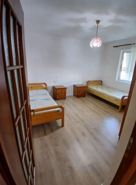 Tirane, jepet me qera apartament 1+1+Ballkon Kati 4, 70 m² 450 € 