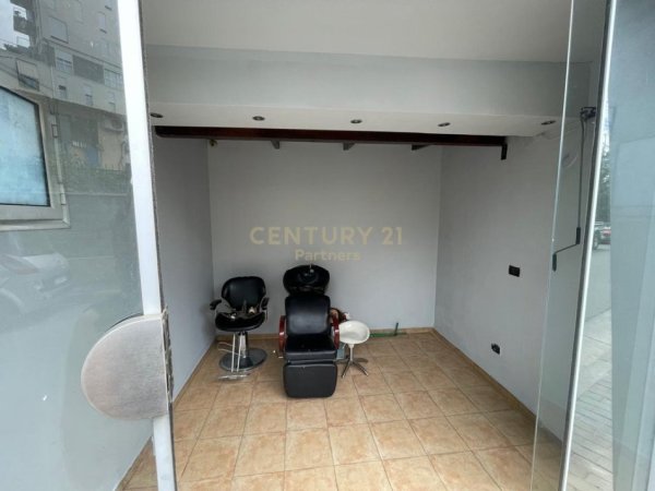 Tirane, jepet me qera ambjent biznesi Kati 0, 28 m² 400 € (Selite)