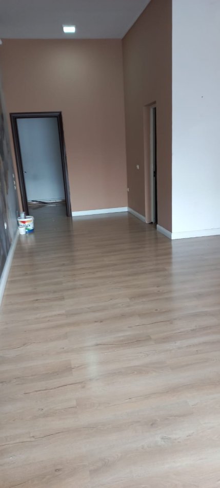 Tirane, jepet me qera ambjent biznesi Kati 0, 45 m² 800 € (KOMUNA E PARISIT)