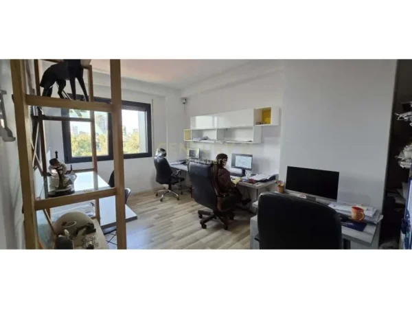 Tirane, jepet me qera zyre Kati 5, 103 m² 1.000 € (STADIUMIT DINAMO)