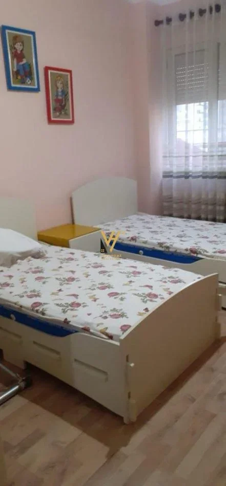 Tirane, jepet me qera apartament 2+1+Ballkon Kati 3, 80 m² 600 € (KOMUNA E PARISIT)
