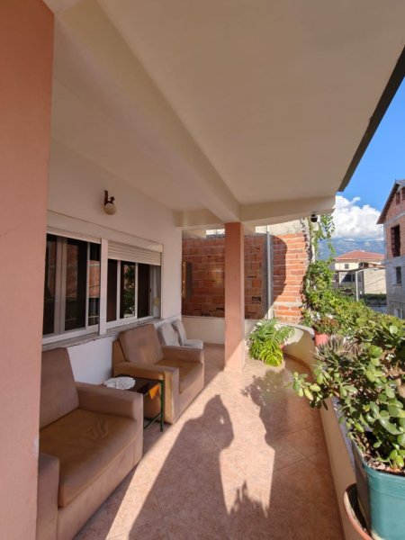 Tirane, jepet me qera shtepi 3+1+Ballkon Kati 2, 145 m² 600 € (ne rrugen Selaudin Zorba afer QSUT -se Tirane.)