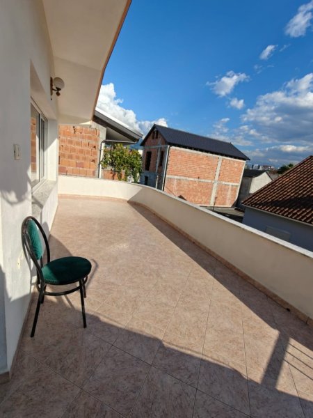 Tirane, jepet me qera shtepi 3+1+Ballkon Kati 2, 145 m² 600 € (ne rrugen Selaudin Zorba afer QSUT -se Tirane.)